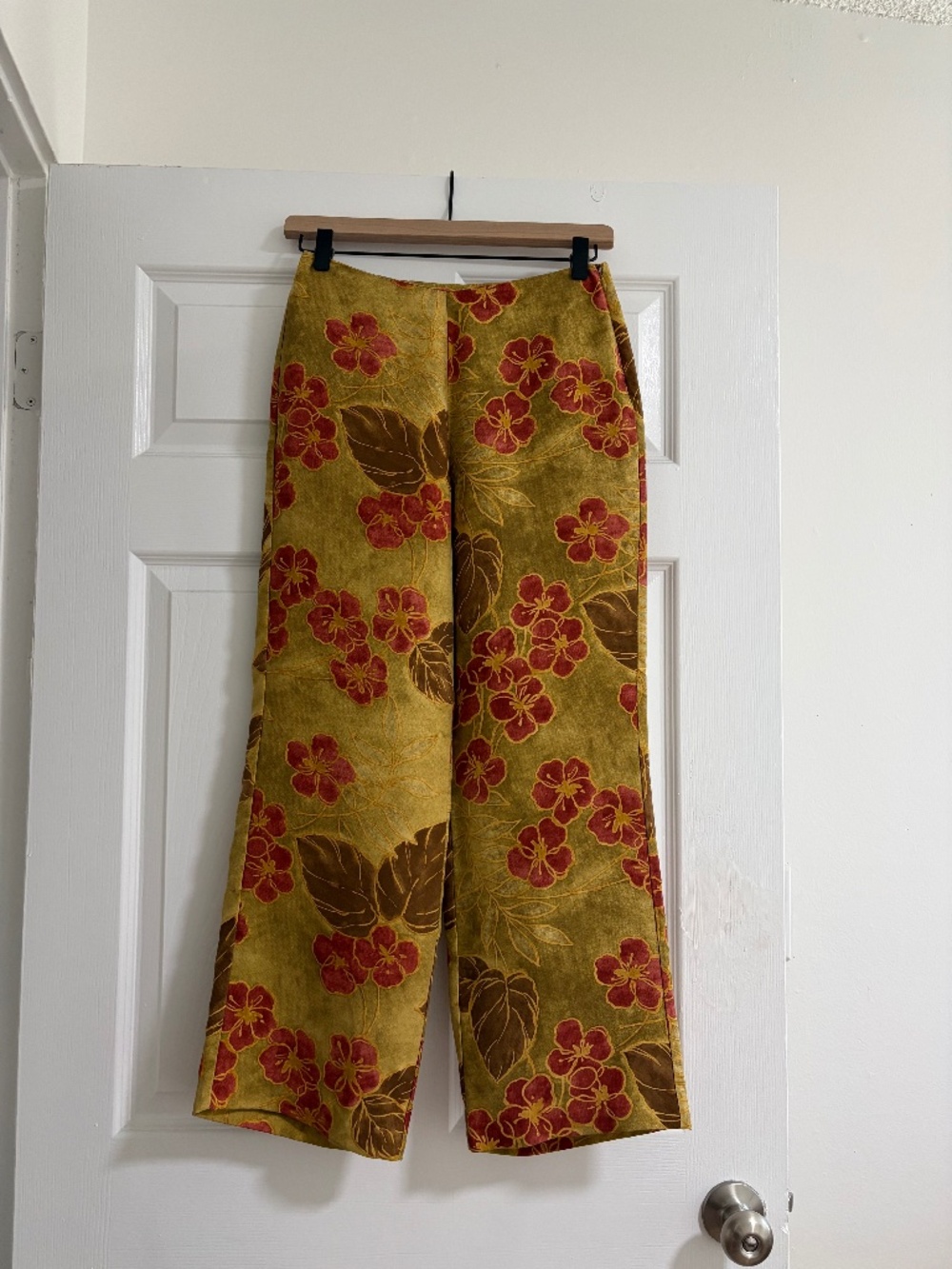 Tommy Bahama 100 % Silk Floral Capri Pants